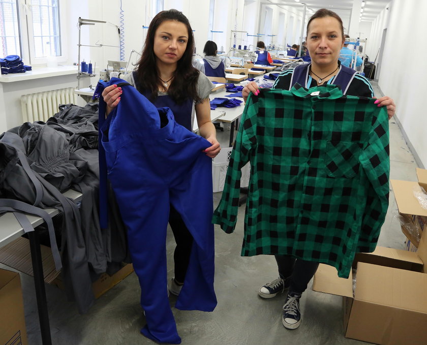 Więźniarki szyją ubrania robocze