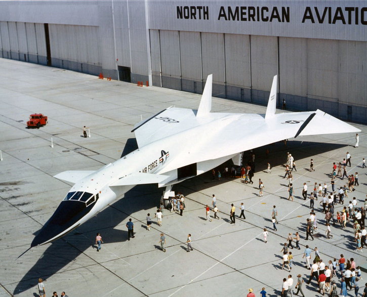 Roll-out drugiego prototypu AV2 (62-0207) odbył się 29 maja 1965 roku. XB-70 miał długość 56,6 m, rozpiętość skrzydeł 32,0 m i maksymalną masę startową 242 tony. 12 kwietnia 1966 roku AV2 osiągnął prędkość Ma = 3,08 – największą podczas całego programu prób.