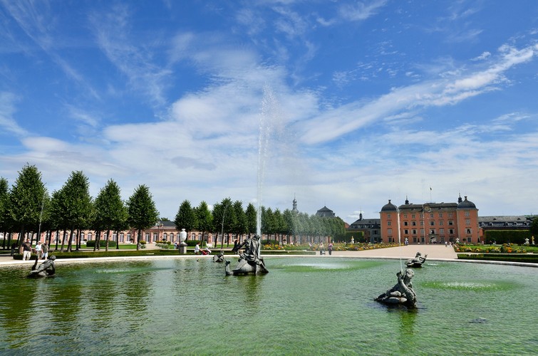 9. Zamek Schwetzingen – obok zamku w Heidelbergu należy do największych atrakcji turystycznych Badenii-Wirtenbergii. Do zamku przynależą rozległe ogrody, których część została zaprojektowane we francuskim stylu, część w stylu angielskim.