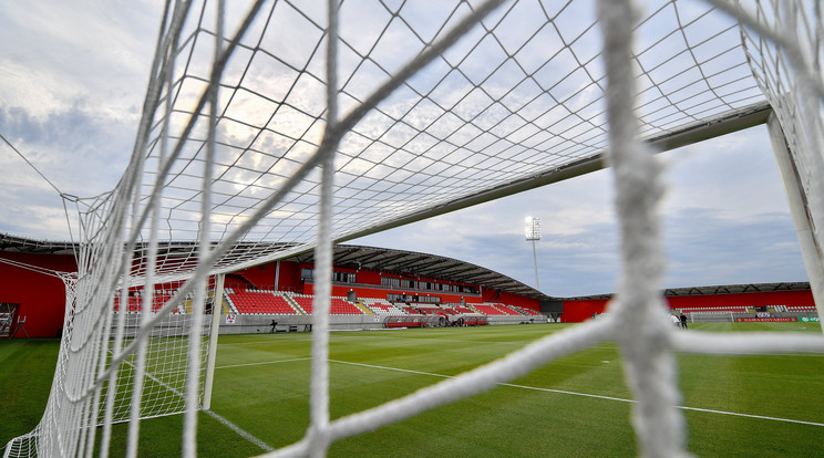 A Kisvárda FC labdarúgócsapatának stadionját nem mindennapi meccsel avatták fel: lánykérés is volt / Fotó: MTI Czeglédi Zsolt