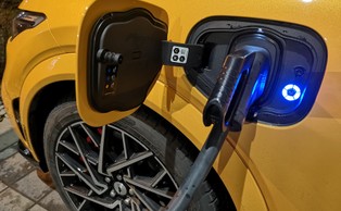 Za jazdę elektrykiem i autem na benzynę zapłacimy podobną cenę [RAPORT]