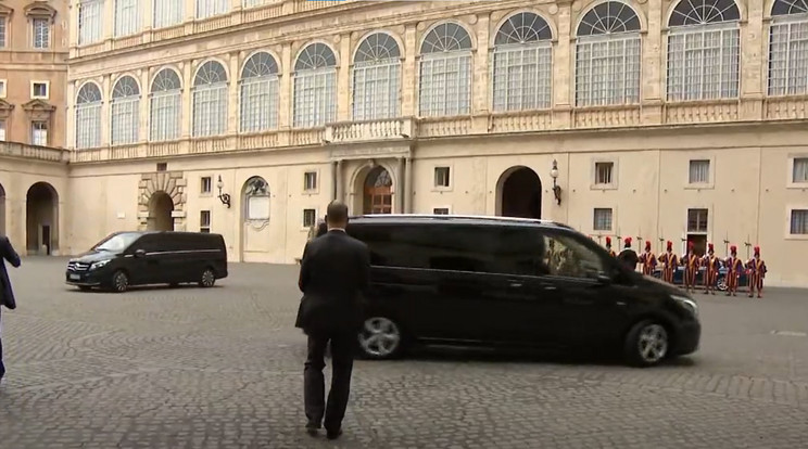 Kormányzati kisbuszok a Vatikánban? Igen, jól látják / Fotó: M1 Híradó