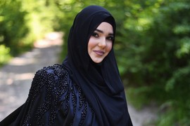 O maturantkinji HALIMI IZ SJENICE priča ceo region: RASKOŠNA HALJINA očarala bi i ŽENE ŠEIKA, a detalj koji je nosila u ruci IMA POSEBNU SIMBOLIKU