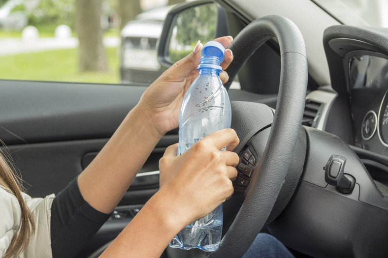 Butelka z wodą w samochodzie