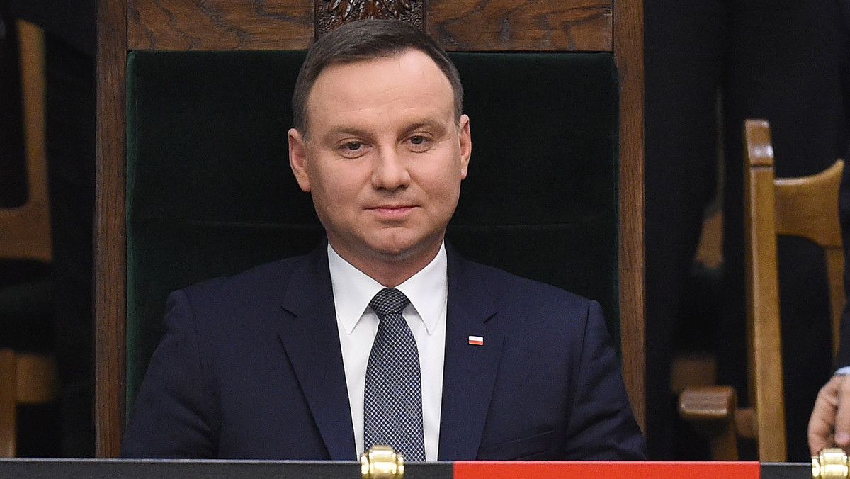 Prezydent Andrzej Duda skrytykował w wywiadzie dla tygodnika "Der Spiegel" Martina Schulza za jego niedawną wypowiedź nt. Polski. - Nie tylko ja, lecz także wielu Polaków odbiera to, co powiedział pan Schulz, jako grubą przesadę, a nawet jako obraźliwe dla Polski i polskich obywateli - zaznaczył Duda.