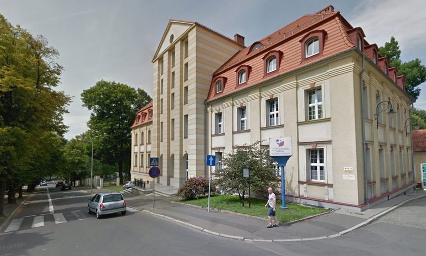 Pacjentka wypadła z okna szpitala przy ul. Batorego w Wałbrzychu.