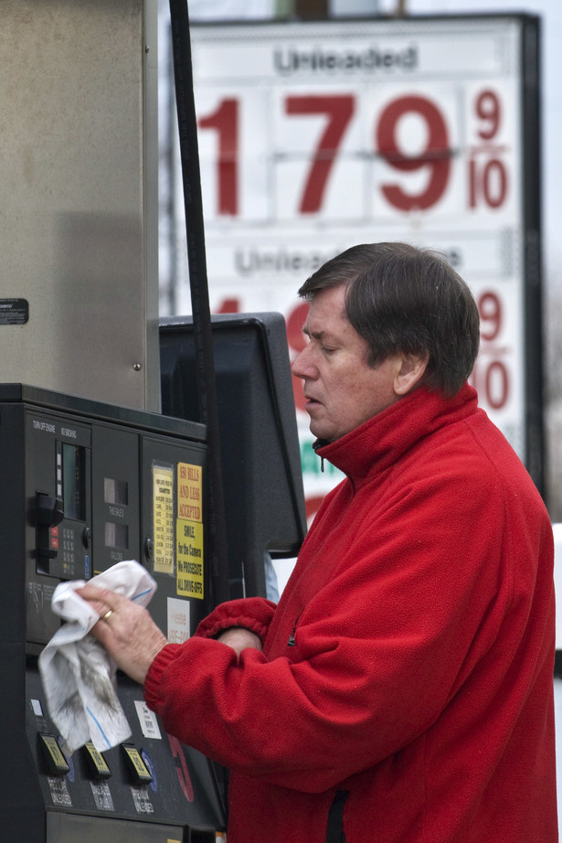 Wraz ze spadkiem cen ropy tanieje benzyna w USA. Fot. Bloomberg