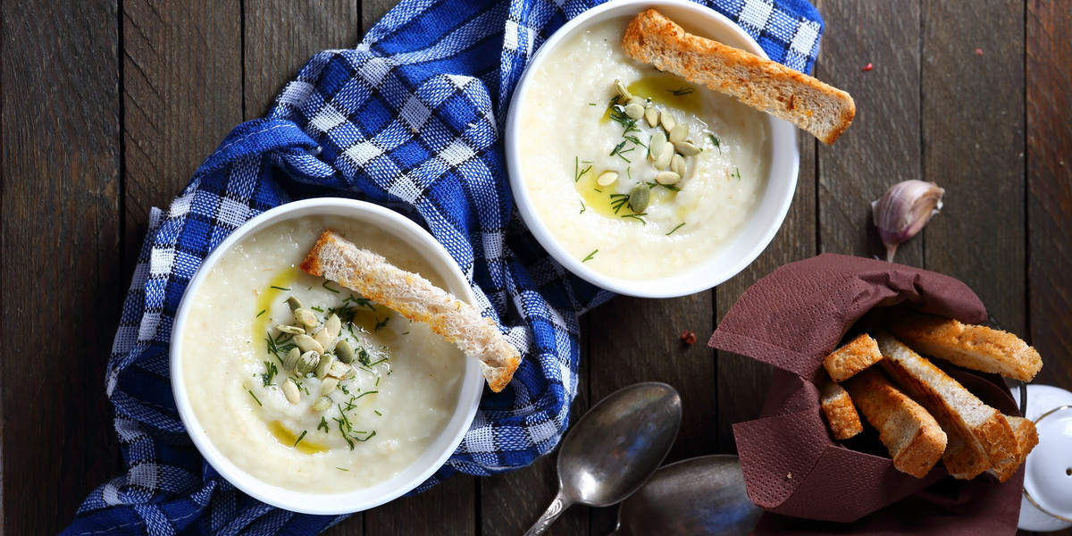 Zupa serowa z mięsem mielonym jest smaczna i supersycąca.