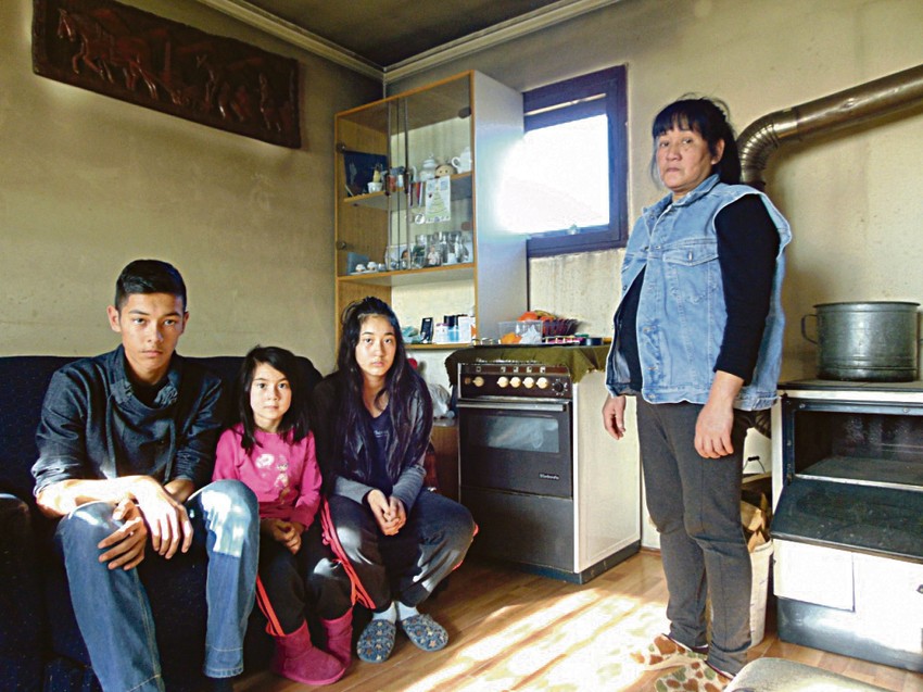 Majka Marnit sa decom u skromnoj kući