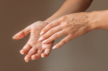Nem kell többé elrejtenie a kezét – így csökkenthető az tenyérizzadás tartósan
