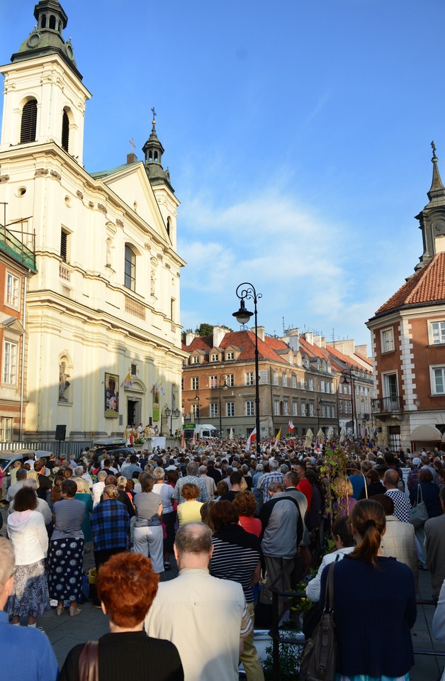 Pielgrzymi z Warszawy w drodze na Jasną Górę