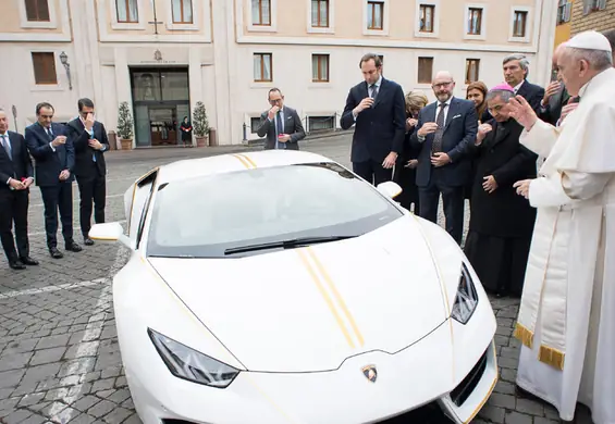 Papież sprzedaje swoje Lamborghini. "Błogosławieństwo" na masce, cena z kosmosu