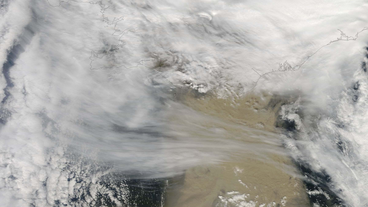 Chmura pyłów wulkanicznych dotrze dzisiaj rano do północno-zachodniej Polski - poinformował IMGW. Jak podał rzecznik Polskiej Agencji Żeglugi Powietrznej, stężenie pyłu będzie na tyle niewielkie, że nie zakłóci ruchu lotniczego.