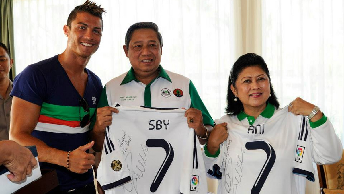 Cristiano Ronaldo, reprezentant Portugalii i gwiazdor Realu Madryt, razem ze swoja ukochaną wakacje spędza na Bali. Piłkarz oprócz aktywnego wypoczynku i romantycznych chwil z Iriną Szejk postanowił też zrobić coś pożytecznego.
