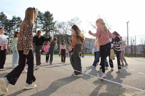 Klikeri, lastiš, žmurke i OKOŠBOKOŠ! Na času fizičkog u ovoj školi igrali zaboravljene dečje igre, a evo zašto su one bile i te kako korisne