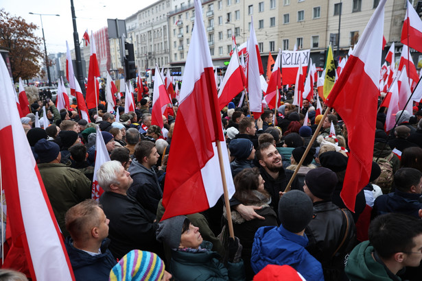 Warszawa, 11.11.2023. Uczestnicy Marszu Niepodległości zbierają się na rondzie Dmowskiego w Warszawie, 11 bm. Tegoroczny przemarsz idzie pod hasłem "Jeszcze Polska nie zginęła". Manifestację, która od lat przechodzi ulicami Warszawy w rocznicę odzyskania przez Polskę niepodległości, od 2011 roku organizuje stowarzyszenie Marsz Niepodległości. (mr) PAP/Rafał Guz