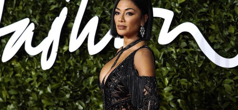 Nie da się przejść obok tego obojętnie... 41-letnia Nicole Scherzinger zaszalała z eksponowaniem piersi. FOTO