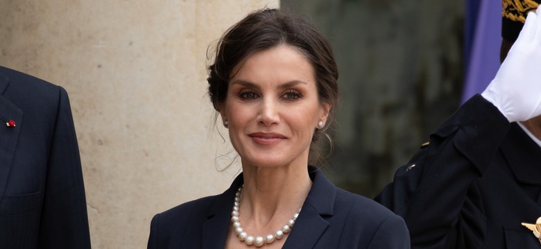 Królowa Letizia zachwyciła w czerwonej stylizacji. Ten zestaw sprawdzi się podczas świąt