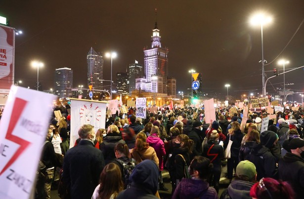 Szefowie głównych frakcji PE piszą do premiera Morawieckiego i protestują przeciw "atakowi na prawa kobiet"