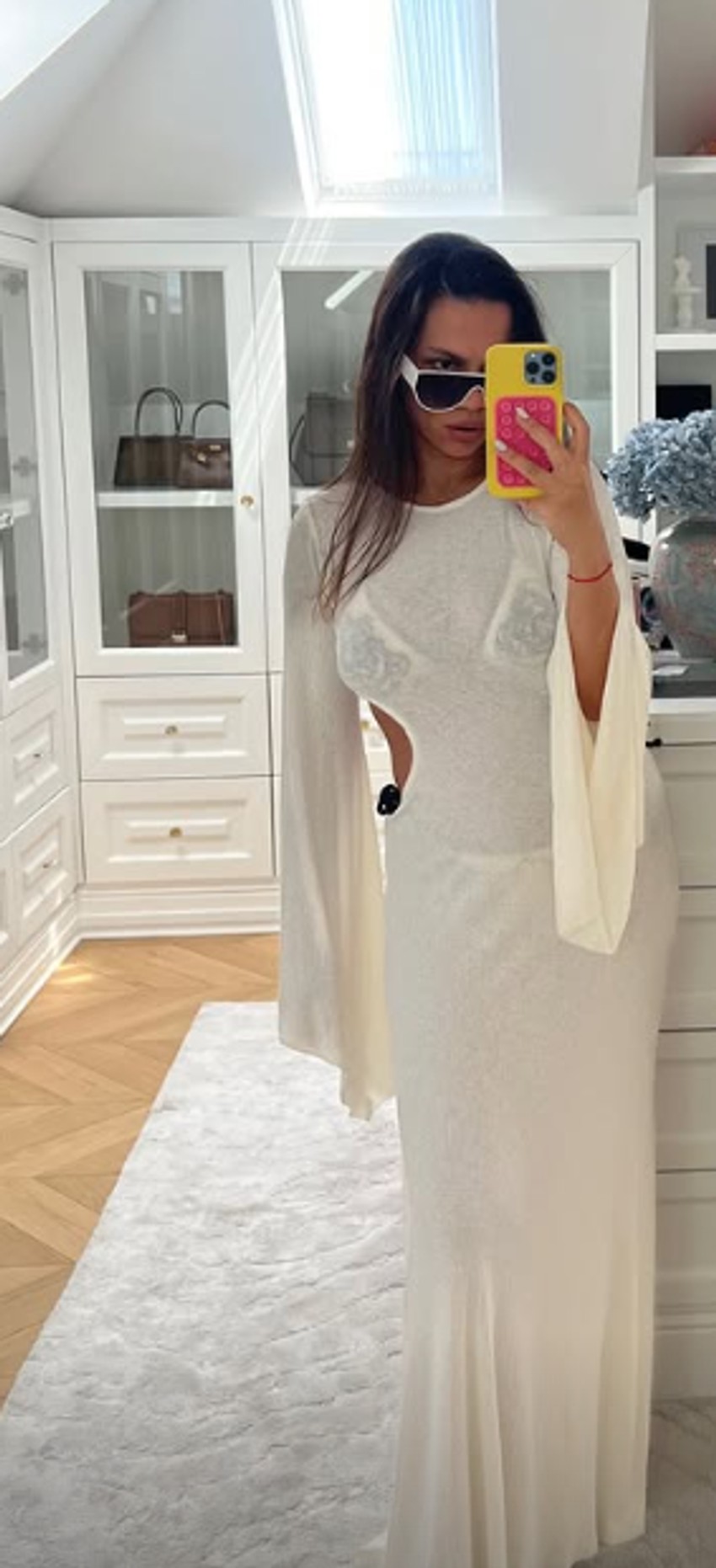 Žena Viktora Troickog u providnoj haljini