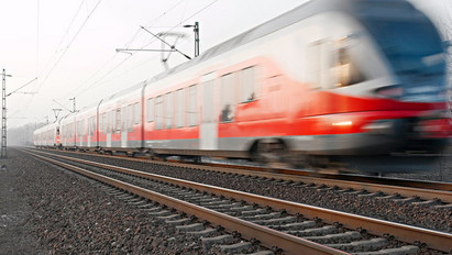 Az igen: áll a vonat Újpesten, mert lejárt a mozdonyvezető munkaideje