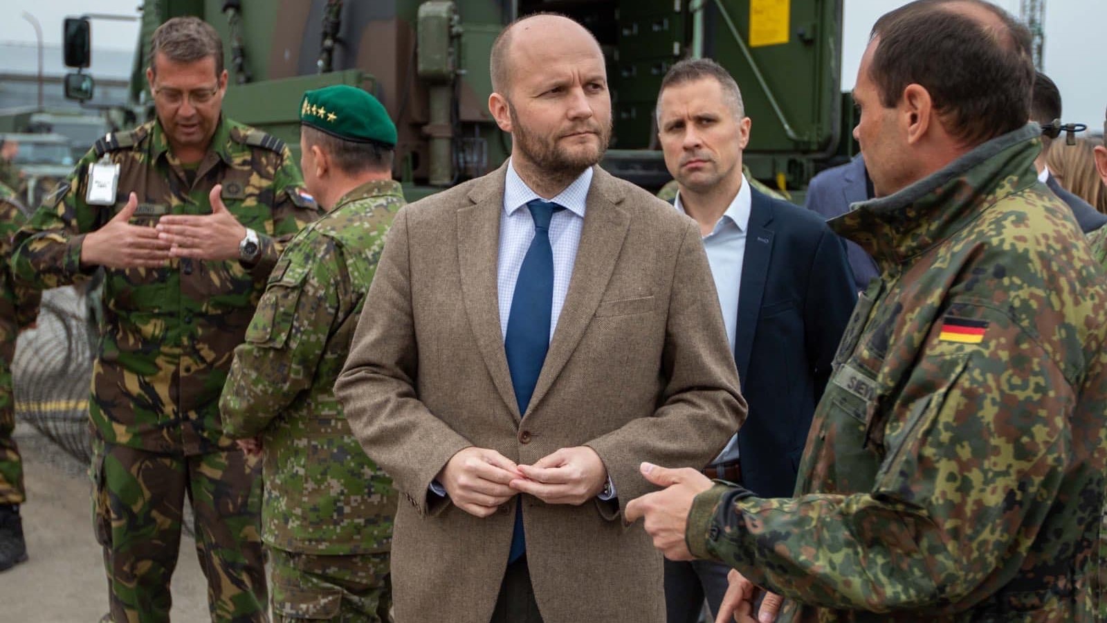 Jaroslav Naď s nemeckými a holandskými vojakmi na Sliači
