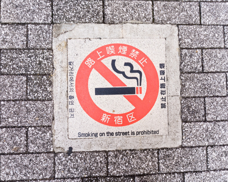 Znak zakazu palenia na chodniku w Tokio