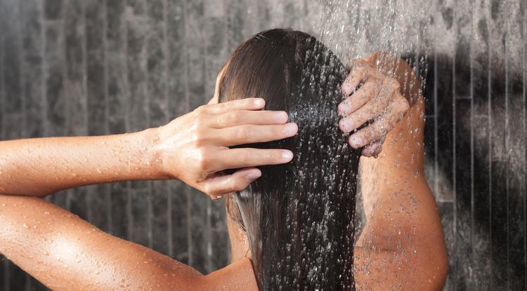 Csodát tesz a zsíros hajjal a lávaföldes hajmosás Fotó: Getty Images