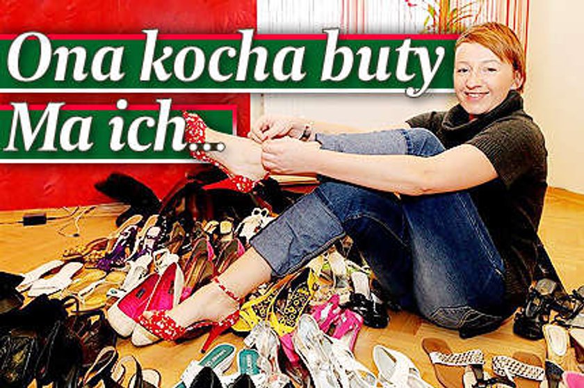 Ona kocha buty. Ma ich...