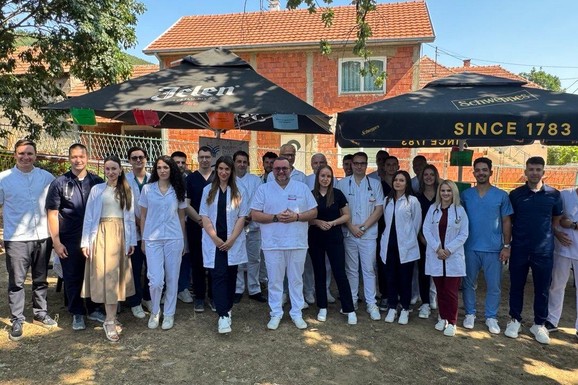 (FOTO) Dr Lazarević sa studentima medicine i mladim lekarima na preventivnim pregledima u selu Supovac kod Niša: "Oni su budućnost Srbije"