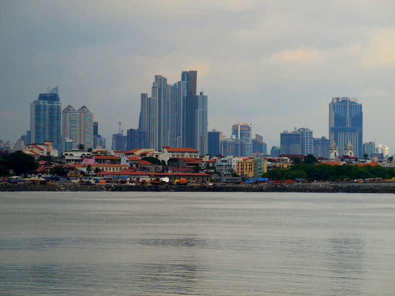 Panama City, widok na Casco Viejo i wieżowce przy Avenida Balboa