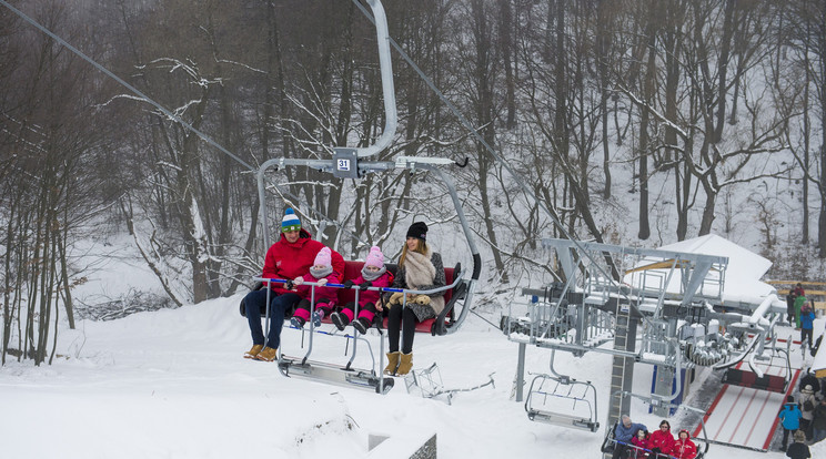 Az új ülőszékes libegőt télen a sízők, nyáron
a hegyibringások és a turisták használhatják /Fotó: MTI/ Komka Péter