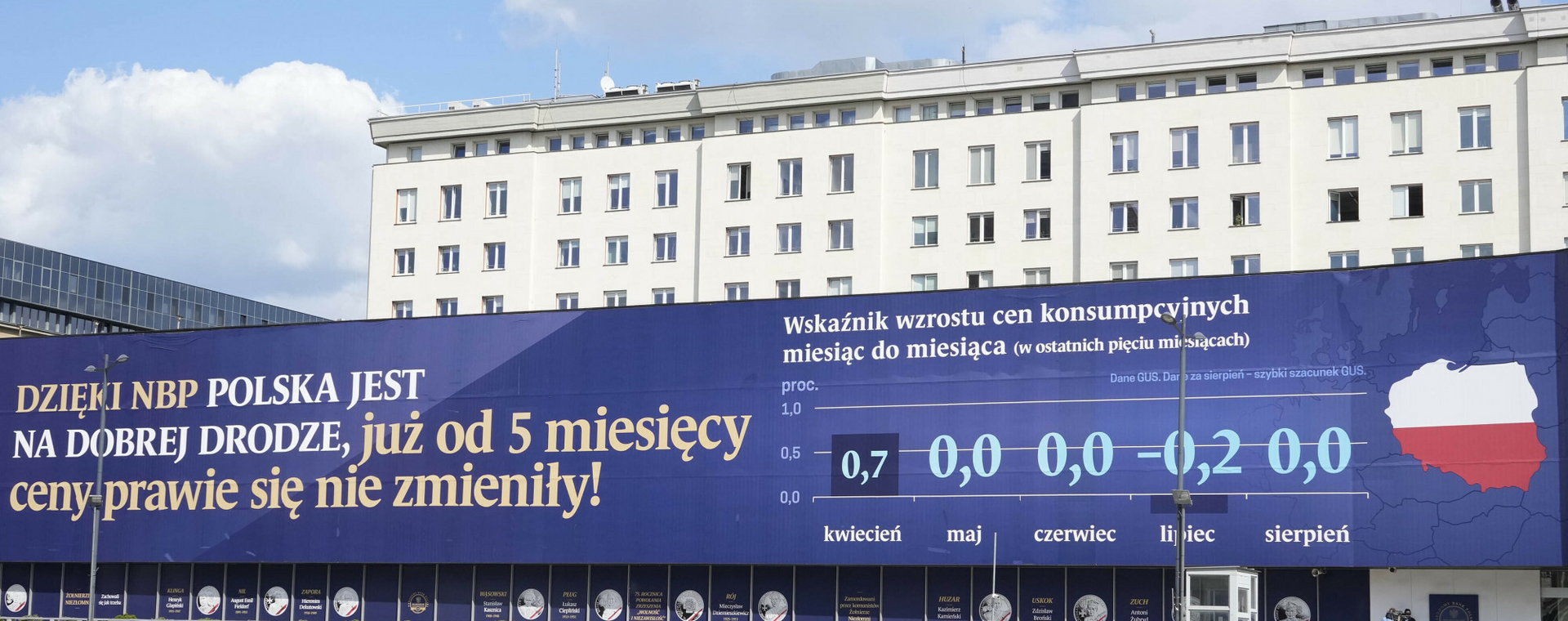 Baner o walce z inflacją na budynku Narodowego Banku Polskiego w Warszawie