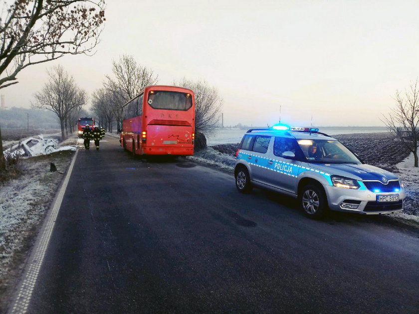 Groźny wypadek w Kujawsko-Pomorskiem. Bus spłonął, wielu rannych