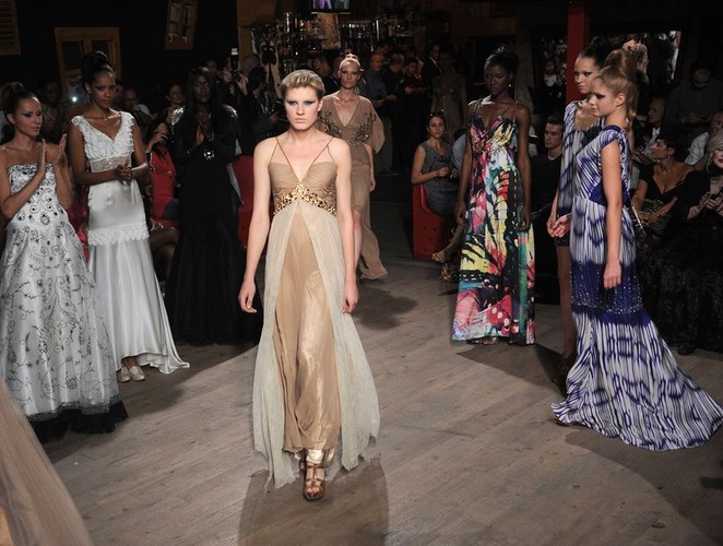 Uczestniczki Top Model na wybiegu: na pierwszym planie Michalina, w tle Asia, po prawej Olga i Ania