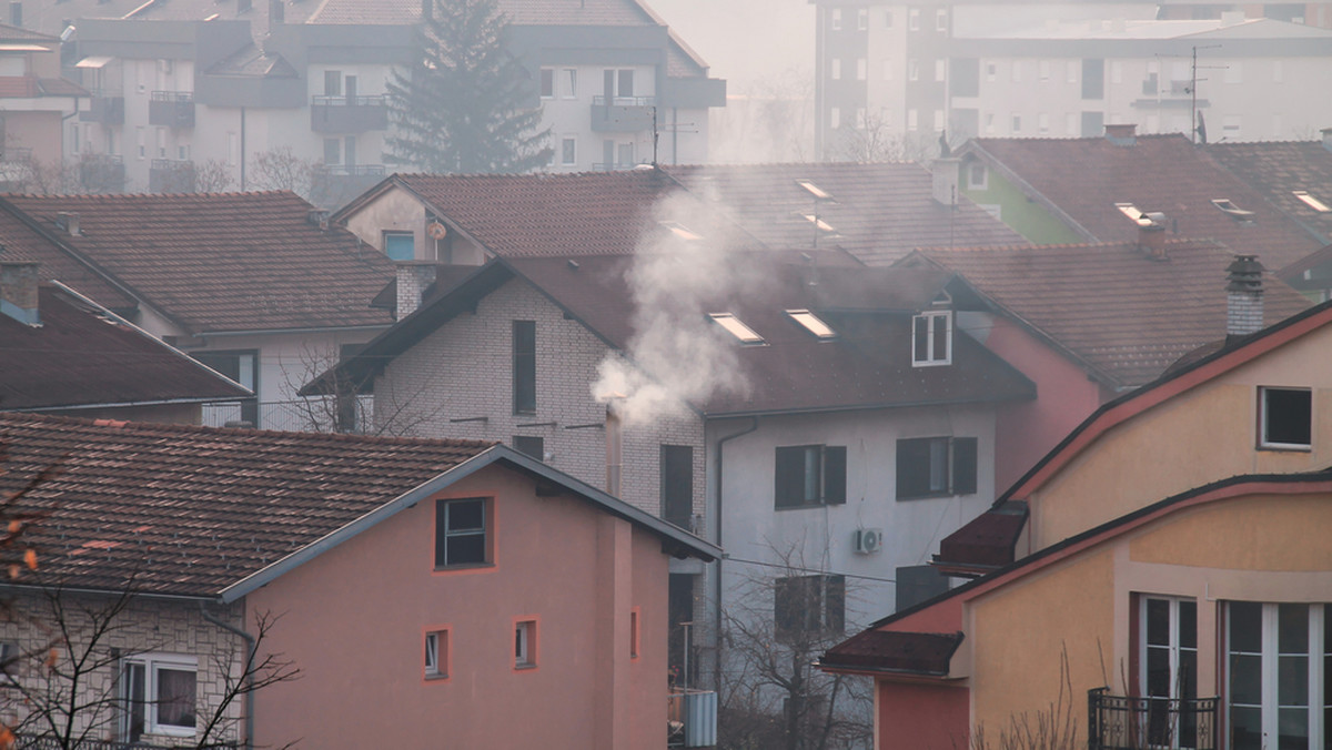 Od kilku tygodni stan powietrza w Polsce jest bardzo zły. Najgorszą sytuację mamy w dużych miastach: Lublinie, Przemyślu, Kielcach, Katowicach, Krakowie, Poznaniu, Zakopanem, Bielsku-Białej. W tym ostatnim wartość szkodliwego PM10 wyniosła dziś 386,2 µg/m3 i jest to teraz najbardziej zanieczyszczone miasto w Polsce.