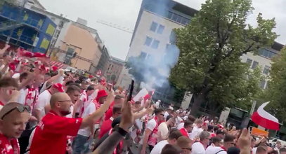 Polacy szli na mecz obok rosyjskiej ambasady. Zrobiło się ostro! [WIDEO]