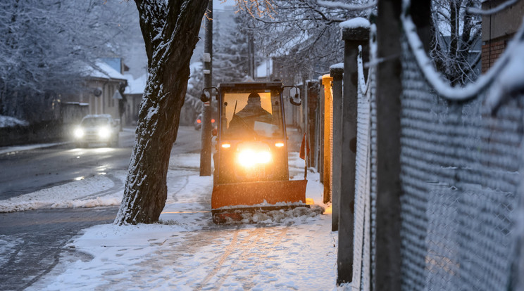 Munkagéppel takarítják a havas járdát Salgótarjánban 2021. január 25-én / Fotó: MTI Komka Péter