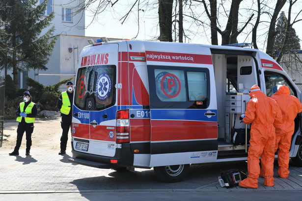 – Pacjentka z suchym kaszlem, pięć dni temu przebywała z osobą dodatnią na koronawirusa, która na dodatek zmarła. Pani ma duszności w tej chwili. Gdzie możemy ją zostawić – pyta załoga karetki dyspozytora warszawskiego pogotowia.