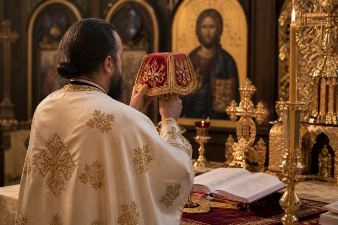 Sveštenik Igor pomogao devojčici koja je sama dolazila u crkvu
