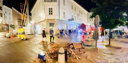 Dramatyczna sytuacja pogodowa także w Austrii. W kilka minut górskie miasto znalazło się pod wodą