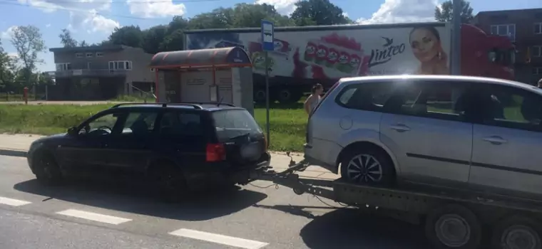 Passatem ciągnął lawetę z autem, w którym siedziały dzieci