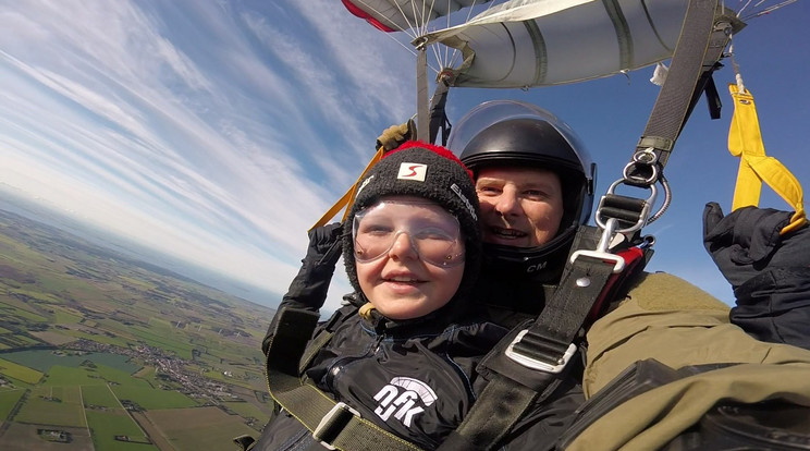 11 éves fiú új rekordot döntött 10 000 méteres ejtőernyős ugrásával / Fotó: Northfoto