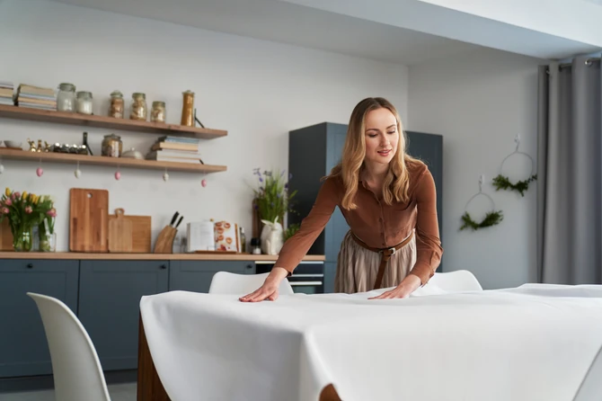 Isprskajte stolnjak domaćim rastvorom pre nego što ga prostrete na trpezarijski sto kako biste sprečili pojavu mrlja