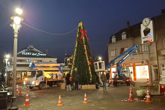 (FOTO, VIDEO) Jelka koja je "progutala" spomen-česmu Stevanu Sremcu u centru Niša sada i okićena