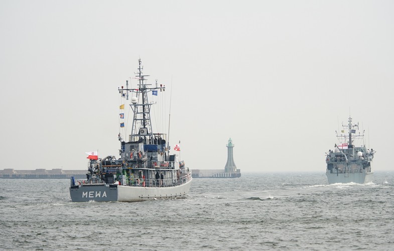 Okręty wychodzące z gdyńskiego portu stanowią stały zespół sił przeciwminowych NATO – SNMCMG 1 (Standing NATO Mine Countermeasures Group 1). Grupą dowodzi holenderski, kmdr por. Peter Bergen Henegouwen.
<br> Na zdjęciu: Niszczyciele min, polski ORP 'Mewa' (L) i brytyjski HMS 'Pembroke' (P) wypływają z portu wojennego w Gdyni.

<br><br> fot. (aw/cat) PAP/Adam Warżawa