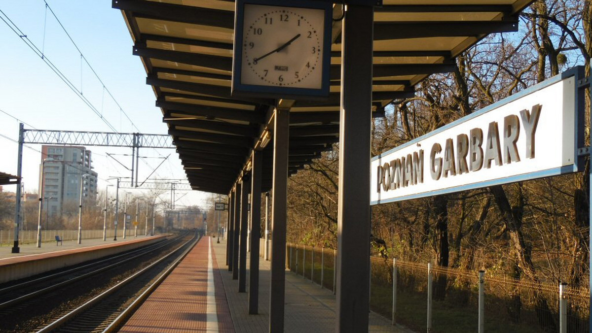 W połowie grudnia wprowadzony zostaje nowy rozkład jazdy PKP. Okazuje się, że wraz ze zmianami na stacji Poznań Garbary nie będzie zatrzymywać się większość pociągów TLK i innych obsługiwanych przez PKP Intercity. Tym samym mieszkańcy Starego Miasta, a także Śródki, Winograd, Piątkowa i Naramowic będą musieli jeździć aż na dworzec Poznań Główny.