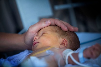 Hajszálon múlt a három hónapos csecsemő élete - így küzdöttek érte a mentősök