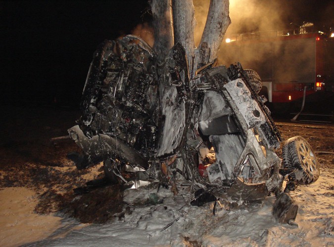 Wrak Forda Mondeo po wypadku na drodze nr 19 w miejscowości Wincentów (gm. Lubartów)