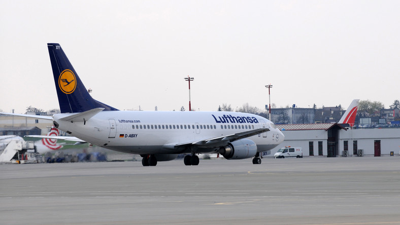 Samolot Boeing 737-300 linii lotniczych Lufthansa na lotnisku w Warszawie
